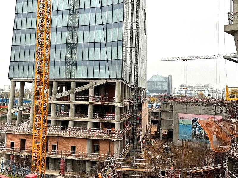 «Газпром Центр» в Первомайском районе строят круглосуточно силами 650 человек